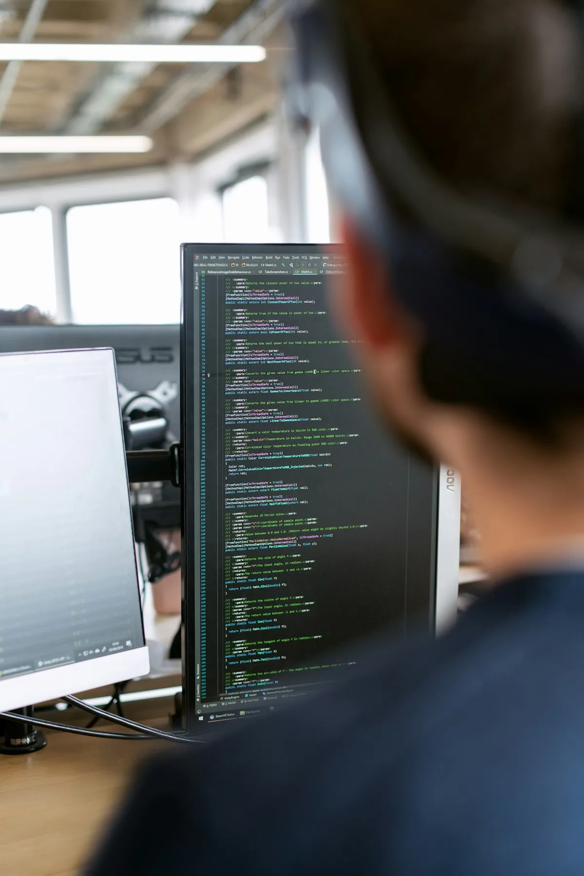 Engineer concentré sur un clavier — diagnostic en cours