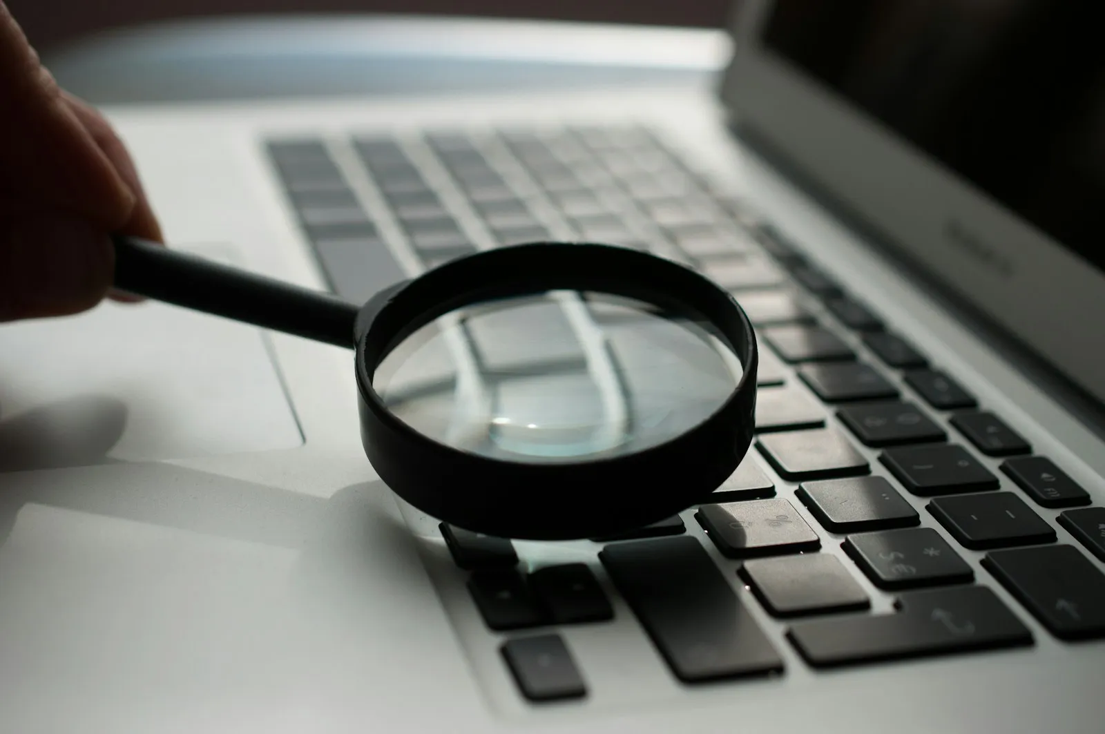 Analyse forensique des artefacts d'attaque, recherche du point d'entrée et des backdoors